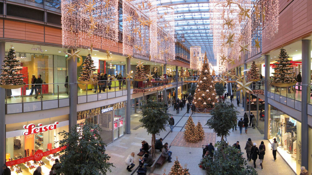 Shopping Extravaganza: Navigating Manchester's Retail ⁣Scene