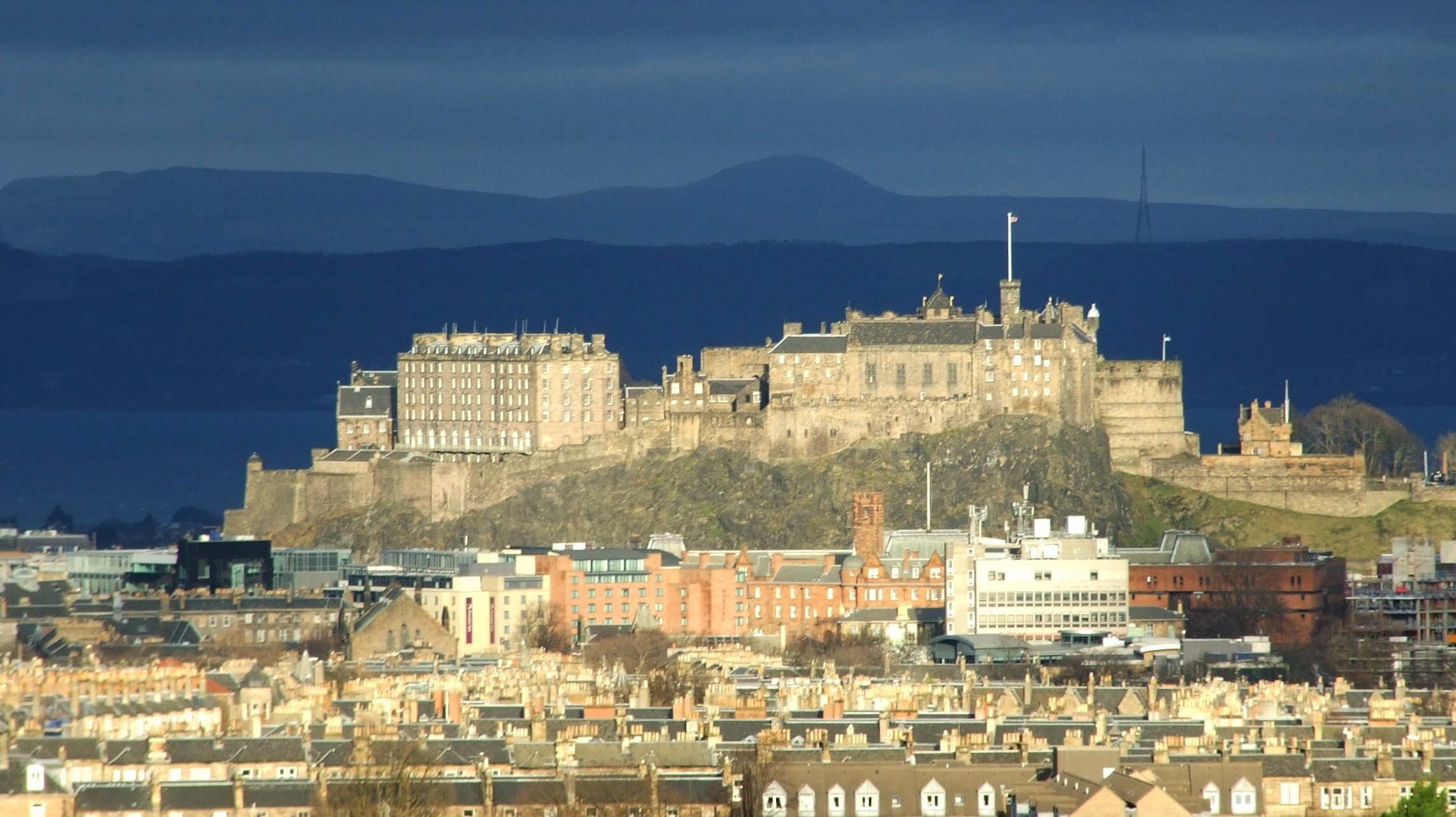 Discovering the Iconic Architecture and History⁤ of Edinburgh Castle
